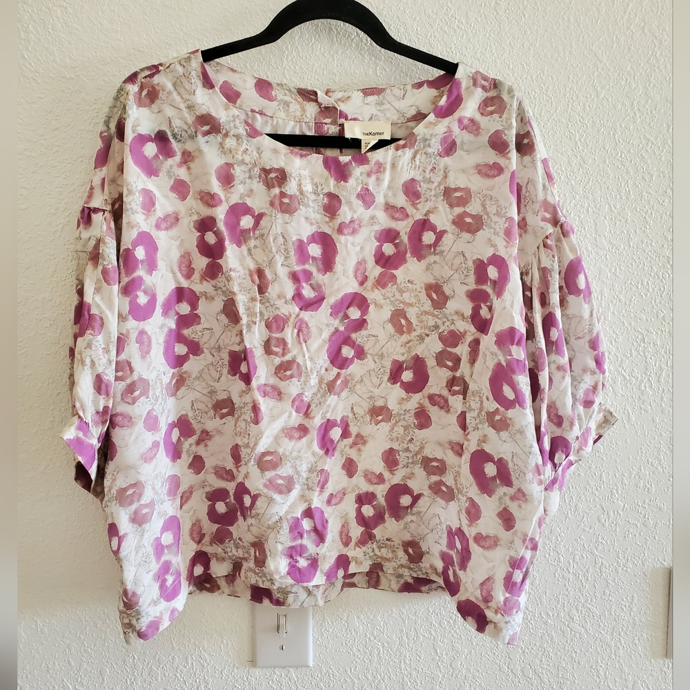 The Korner Womens Top SZM/L Tan purple Floral Dolman 3/4 Sleeves Button Back